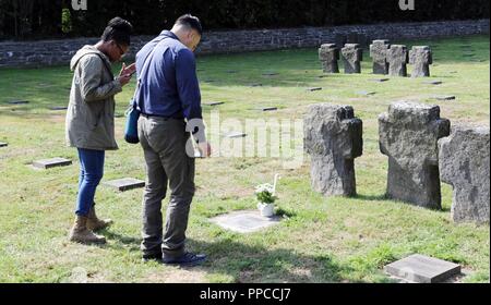 Membri della Missione 7 supportano il comando visita un cimitero commemorativo per i membri dell'esercito tedesco, nei pressi di Aquisgrana, Germania, che hanno difeso la foresta Huertgen durante la II Guerra Mondiale, come parte di una junior officer personale ride, 18-19 agosto. Il corso comprendeva due giorni di formazione in aula, e il agosto 16-17. Foto Stock