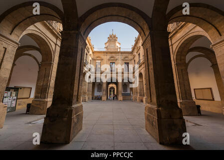 Il Neo-classico cortile interno con porticato, Università, ex Real Fabbrica di Tabacco, Real Fábrica de Tabacos de Sevilla, Sevilla Foto Stock