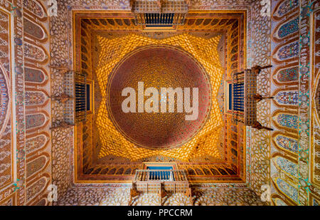 Il soffitto, decorato con oro di arabeschi, architettura araba, Salone degli ambasciatori nell'Alcázar di Siviglia, Royal Palace Foto Stock