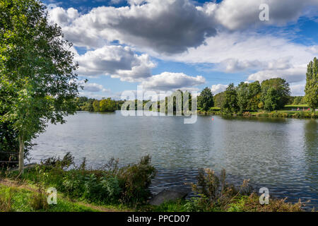 Vista del lago dalla parte della freccia Valley Park in Louisville, Inghilterra. Foto Stock