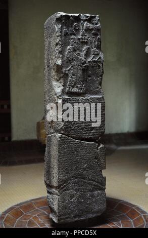 Obelisco del re di Assirya Adad-Nirari III (810-783 a.C.) in adorazione divina emblemi e scritto con caratteri cuneiformi. Eretto per il re assiro Adad, da Sabaa, Yemen. Museo archeologico di Istambul. La Turchia. Foto Stock