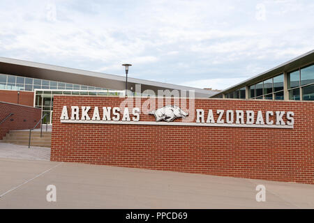 FAYETTEVILLE, AR/STATI UNITI D'America - 7 giugno 2018: Arkansas Razorback sports logo sul campus della University of Arkansas. Foto Stock