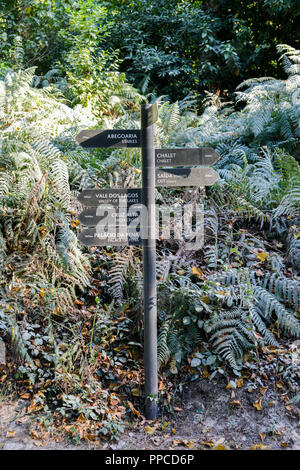 Sintra, Portogallo - 23 settembre, 2018: sentieri con segnaletica attraverso il parco incantato di un palazzo della pena di Sintra, Portogallo Foto Stock