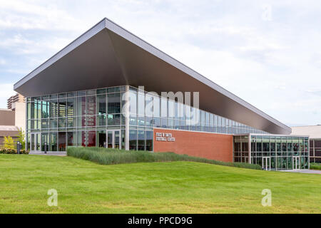 FAYETTEVILLE, AR/STATI UNITI D'America - 7 giugno 2018: Fred W. Smith Centro di calcio sul campus della University of Arkansas. Foto Stock