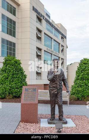 FAYETTEVILLE, AR/STATI UNITI D'America - 7 giugno 2018: Coach Frank Broyles statua sul campus della University of Arkansas. Foto Stock