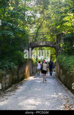 Sintra, Portogallo - 23 settembre, 2018: gruppo di escursionisti a piedi in montagna di Sintra verso la pena Palace - Patrimonio mondiale dell UNESCO Foto Stock