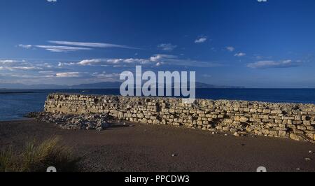 Spagna. La Catalogna. Empuries. Pontile greca. 2a-1st secolo A.C. Spiaggia di Sant Martí d'Empu ries. Foto Stock