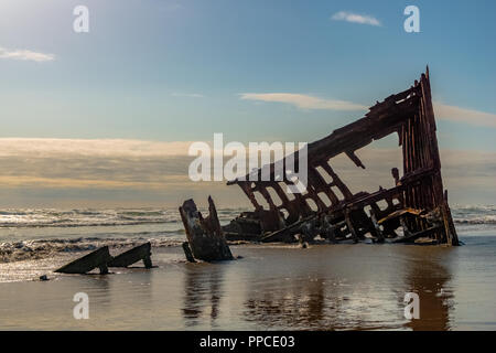 Peter Iderdale naufragio in Fort Stevens parco dello stato in una giornata di sole, Pacific Coast, Astoria, Oregon, Stati Uniti d'America. Foto Stock