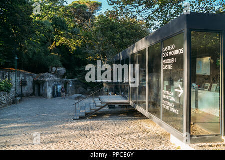 Sintra, Portogallo - 23 settembre, 2018: ingresso al castello di Mori a Sintra, Portogallo Foto Stock