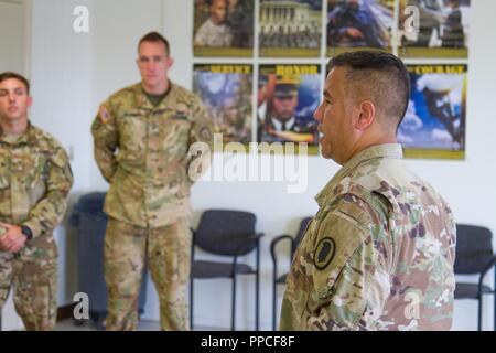 Brig. Gen. Kenneth Hara, Vice aiutante generale, Hawaii esercito Guardia Nazionale e Joint Task Force 5-0 commander, atterra a Hilo Aeroporto Internazionale di Hilo, Hawaii, di condurre briefing alle Hawaii National Guard e Active Duty soldati rispondendo a uragano Lane su agosto 27, 2018. Le autorità locali e dello stato delle Hawaii, attraverso JTF 5-0, richiesto HH-60M Black Hawk elicotteri con paranco di sollevamento capacità di assistere le autorità locali con operazioni di recupero sull'isola di Hawaii. JTF 5-0 è una joint task force guidata da un doppio stato comandante che è istituito per rispondere agli effetti di Hu Foto Stock