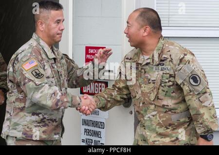 Brig. Gen. Kenneth Hara, Vice aiutante generale, Hawaii esercito Guardia Nazionale e Joint Task Force 5-0 commander, atterra a Hilo Aeroporto Internazionale di Hilo, Hawaii, di condurre briefing alle Hawaii National Guard e Active Duty soldati rispondendo a uragano Lane su agosto 27, 2018. Le autorità locali e dello stato delle Hawaii, attraverso JTF 5-0, richiesto HH-60M Black Hawk elicotteri con paranco di sollevamento capacità di assistere le autorità locali con operazioni di recupero sull'isola di Hawaii. JTF 5-0 è una joint task force guidata da un doppio stato comandante che è istituito per rispondere agli effetti di Hu Foto Stock