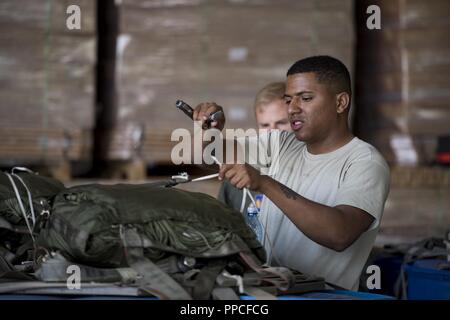 Stati Uniti Air Force Senior Airman Marc Bundy, 86disponibilità logistica squadrone consegna aerea specialista, prepara un contenitore del sistema di erogazione per airdrops a Otopeni Air Base, Romania, 22 Agosto, 2018. Il bundle di CD sono stati fatti cadere da C-130J Super Hercules aeromobile assegnati per la trentasettesima Airlift Squadron, Ramstein Air Base, Germania, come parte dei Carpazi estate 2018. Foto Stock