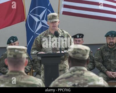 Stati Uniti Esercito il Mag. Jason laminazione, la task force del comandante della 107th Engineer battaglione, Michigan Esercito Nazionale Guardia, presenta il suo ultimo commento durante la risoluta Castello 2018 Cerimonia di chiusura a Drawsko Pomorskie area formazione in Konotop, Polonia, agosto 27, 2018. La cerimonia ha segnato la fine dei 6 mesi di multinazionale e la formazione congiunta esercizio PER GLI STATI UNITI Esercito e gli ingegneri della NATO a sostegno della Atlantic risolvere. Foto Stock