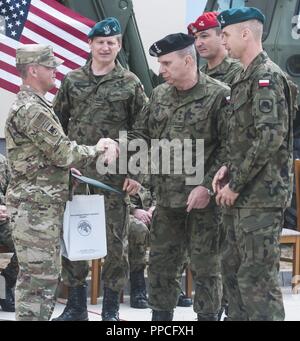 Esercito Polacco Col. Marek Gmurski, il comandante del quinto reggimento di ingegnere, polacco forze terrestri, presenta un segno di apprezzamento per gli Stati Uniti Esercito il Mag. Jason laminazione, la task force del comandante della 107th Engineer battaglione, Michigan Esercito Nazionale Guardia, durante la risoluta Castello 2018 Cerimonia di chiusura a Drawsko Pomorskie area formazione in Konotop, Polonia, agosto 27, 2018. La cerimonia ha segnato la fine dei 6 mesi di multinazionale e la formazione congiunta esercizio PER GLI STATI UNITI Esercito e gli ingegneri della NATO a sostegno della Atlantic risolvere. Foto Stock