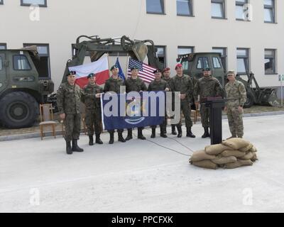 Stati Uniti Esercito il Mag. Jason laminazione, la task force del comandante della 107th Engineer battaglione, Michigan Esercito Nazionale Guardia, presenta una placca e il Michigan State flag per esercito polacco Col. Marek Gmurski, il comandante del quinto reggimento di ingegnere, polacco forze terrestri, durante la risoluta Castello 2018 Cerimonia di chiusura a Drawsko Pomorskie area formazione in Konotop, Polonia, agosto 27, 2018. La cerimonia ha segnato la fine dei 6 mesi di multinazionale e la formazione congiunta esercizio PER GLI STATI UNITI Esercito e gli ingegneri della NATO a sostegno della Atlantic risolvere. Foto Stock