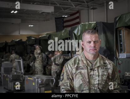 Chief Warrant Officer 2 Gabriel Zettel, Food Program Manager per il New Jersey Esercito Nazionale Guardia, si distingue per un ritratto presso la Guardia Nazionale Training Center, Sea Girt, N.J., 24 agosto 2018. Foto Stock