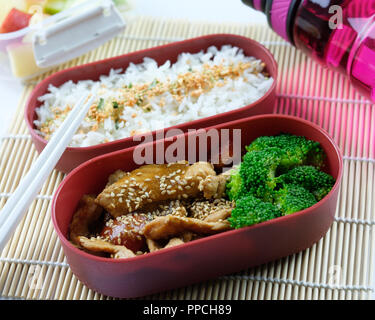 Stile asiatico scatola di pranzo con sesamo la carne di maiale e broccoli Foto Stock
