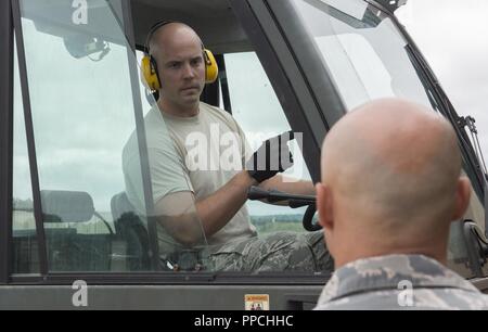 Stati Uniti Air Force Senior Airman William Dunblazier, 420th munizioni Squadron, chiede chiarimenti e istruzioni a RAF Welford, Regno Unito, 22 Agosto, 2018. L'unità è stata prepairing per squadroni più grande munizioni retrogrado di out-spedizione in quindici anni. Foto Stock