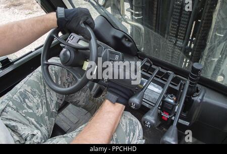 Un aviatore dal 420th munizioni Squadron, aziona un carrello a RAF Welford, Regno Unito, 22 Agosto, 2018. Il 420th munizioni Squadron fornisce una rapida guerra materiale di riserva munizione capacità di movimento ed esegue la routine munizioni incetta di manutenzione. Foto Stock