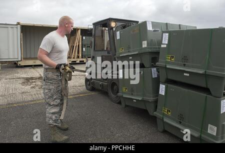 Un aviatore dal 420th munizioni Squadron, stringe e le fascette verso il basso munizioni a RAF Welford, Regno Unito, 22 Agosto, 2018. Il 420th munizioni Squadron fornisce una rapida guerra materiale di riserva munizione capacità di movimento ed esegue la routine munizioni incetta di manutenzione. Foto Stock