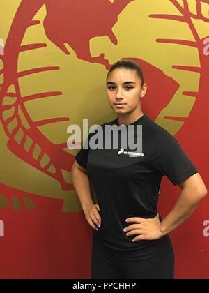 Erika Monteiro, un Marine enlistee nel ritardo dell' iscrizione Programma, pone nel reclutamento di sottostazione Brockton Ufficio il 15 agosto 2018, in Brockton, messa. Monteiro nacque in Spagna e spostate tra Spagna e America diverse volte dopo la morte della mamma. Monteiro spinto se stessa per abbattere le barriere che ha di fronte se era di lingua o di superamento degli stereotipi. Ora si sta preparando per Marine reclutamento di formazione ed è pronto a guadagnare il titolo di U.S. Marine. Foto Stock