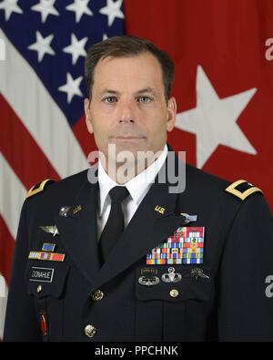Stati Uniti Esercito Brig. Gen. Christopher T. Donahue, Vice Direttore per le operazioni speciali, la lotta contro il terrorismo e detenuto affari, (J37), Comune di capi di Stato Maggiore, comporta per un comando ritratto nell'esercito ritratto studio al Pentagono di Arlington, Virginia, Agosto, 30, 2018. Foto Stock