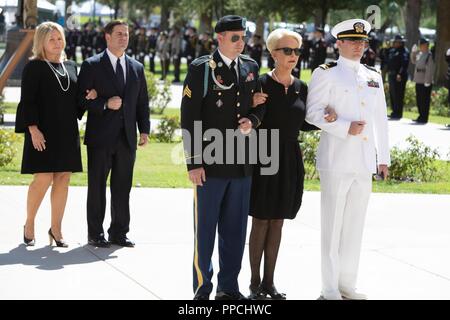 Arizona Gov. Doug Ducey e sua moglie Angela Ducey, seguire dietro Cindy McCain, moglie di John McCain, chi è scortato dai suoi figli, Jimmy (sinistra) e Jack (a destra) per un memoriale di servizio per John McCain il 29 agosto 2018, presso l'Arizona capitale dello stato della costruzione di Phoenix. McCain, un senatore repubblicano da Arizona, ha perso la sua battaglia con il cancro al cervello prima questa settimana. (Arizona esercito nazionale Guard Foto Stock