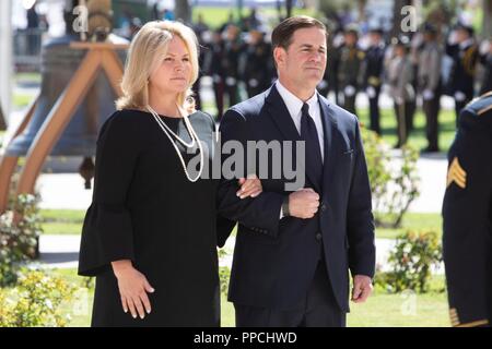 Arizona Gov. Doug Ducey e sua moglie Angela Ducey, seguire lo scrigno di John McCain, in un memoriale di servizio, il 29 agosto 2018, presso l'Arizona State Capitol Building a Phoenix. McCain, un senatore repubblicano da Arizona, ha perso la sua battaglia con il cancro al cervello prima questa settimana. (Arizona esercito nazionale Guard Foto Stock