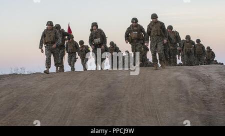 Marine Corps base Camp Pendleton, CA - Marines e marinai con xi Marine Expeditionary Unit condotta a sei miglia condizionata escursione a bordo di Camp Pendleton, California, il 30 agosto 2018. Questa escursione è una di una serie i Marines e i marinai sono in conduzione per preparare la loro prossima distribuzione. Foto Stock