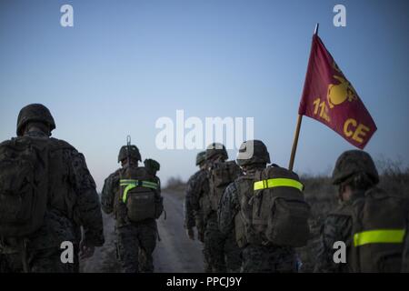 Marine Corps base Camp Pendleton, CA - Marines e marinai con xi Marine Expeditionary Unit condotta a sei miglia condizionata escursione a bordo di Camp Pendleton, California, il 30 agosto 2018. Questa escursione è una di una serie i Marines e i marinai sono in conduzione per preparare la loro prossima distribuzione. Foto Stock