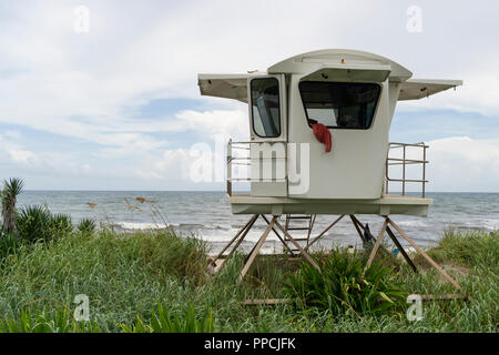 Un asciugamano appeso sopra la finestra di una elevata vita della costa di protezione capanna Rifugio Palm Beach Florida Foto Stock