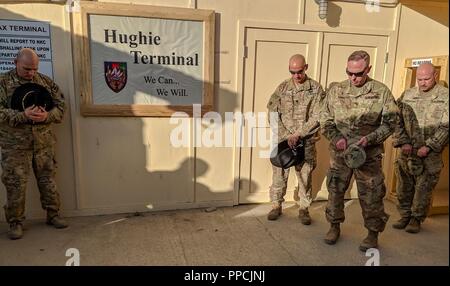 Funzionari di nuovo composto di Kabul (NKC) al fianco di Oklahoma esercito nazionale Guard (OKARNG) membri del 1° Stormo, centottantesimo reggimento di cavalleria, 45th della brigata di fanteria combattere la squadra, come una significativa la placca è svelato nel corso di una cerimonia presso il recentemente ristrutturato NKC terminale di volo Venerdì 31 Agosto, 2018 a Kabul, Afghanistan. Il "terminale Hughie" presso NKC è chiamato dopo la fine Poteau, Oklahoma residente, Sgt. Buddy James "Doc" Hughie, membro della società di Charlie, 1° Battaglione, centottantesimo reggimento di fanteria, che è stato ucciso in azione mentre è attaccata al Bravo Company, Feb 19, 2007 in Kamdesh Afghana Foto Stock