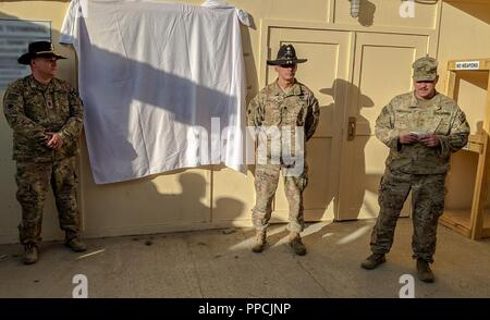 Funzionari di nuovo composto di Kabul (NKC) al fianco di Oklahoma esercito nazionale Guard (OKARNG) membri del 1° Stormo, centottantesimo reggimento di cavalleria, 45th della brigata di fanteria combattere la squadra, come una significativa la placca è svelato nel corso di una cerimonia presso il recentemente ristrutturato NKC terminale di volo Venerdì 31 Agosto, 2018 a Kabul, Afghanistan. Il "terminale Hughie" presso NKC è chiamato dopo la fine Poteau, Oklahoma residente, Sgt. Buddy James "Doc" Hughie, membro della società di Charlie, 1° Battaglione, centottantesimo reggimento di fanteria, che è stato ucciso in azione mentre è attaccata al Bravo Company, Feb 19, 2007 in Kamdesh Afghana Foto Stock