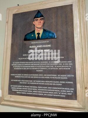 Oklahoma esercito nazionale Guard (OKARNG) membri del 1° Stormo, centottantesimo reggimento di cavalleria, 45th della brigata di fanteria combattere Team e funzionari di nuovo composto di Kabul (NKC) tenere una cerimonia presso il recentemente ristrutturato NKC terminale di volo Venerdì 31 Agosto, 2018 a Kabul, Afghanistan. Il "terminale Hughie" presso NKC è chiamato dopo la fine Poteau, Oklahoma residente, Sgt. Buddy James "Doc" Hughie, membro della società di Charlie, 1° Battaglione, centottantesimo reggimento di fanteria, che è stato ucciso in azione mentre è attaccata al Bravo Company, Feb 19, 2007 in Kamdesh, Afghanistan. Attualmente i membri del 180th, ora kno Foto Stock