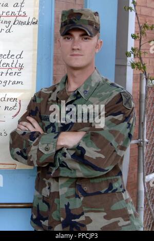 Oklahoma esercito nazionale Guard (OKARNG) membri del 1° Stormo, centottantesimo reggimento di cavalleria, 45th della brigata di fanteria combattere Team e funzionari di nuovo composto di Kabul (NKC) tenere una cerimonia presso il recentemente ristrutturato NKC terminale di volo Venerdì 31 Agosto, 2018 a Kabul, Afghanistan. Il "terminale Hughie" presso NKC è chiamato dopo la fine Poteau, Oklahoma residente, Sgt. Buddy James "Doc" Hughie, membro della società di Charlie, 1° Battaglione, centottantesimo reggimento di fanteria, che è stato ucciso in azione mentre è attaccata al Bravo Company, Feb 19, 2007 in Kamdesh, Afghanistan. Nella foto è Hughie in New Orleans, Louisian Foto Stock