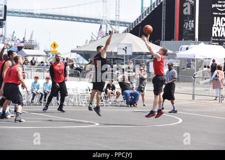 La guardia costiera Corban marinaio Pagnotta assegnato alla stazione Los Angeles-Long Beach spara una contestazione di due-pointer contro il Team Busciano nel 2018 Los Angeles flotta Settimana 5-in-5 torneo di basket a San Pedro in California, 1 settembre 2018. Team Coast Guard 1 sconfitto team Busciano 45-37 per passare alle semifinali del torneo. Foto Stock