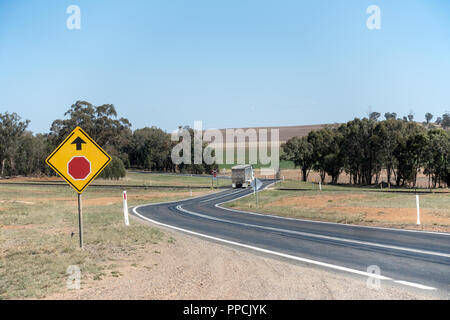 'Stop segno Ahead' segno di traffico sulla via d'oro, central NSW Australia. Foto Stock