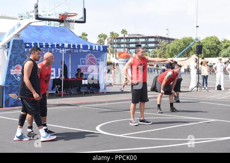 Coast Guard Lt. La Cmdr Richard Mach assegnato a Coast Guard Settore Los Angeles-Long Beach dirige i suoi compagni di squadra su strategie difensive contro il Team Busciano durante il 2018 Los Angeles flotta Settimana 5-in-5 torneo di basket a San Pedro in California, 1 settembre 2018. Team Coast Guard 1 sconfitto team Busciano 45-37 per passare alle semifinali del torneo. Foto Stock