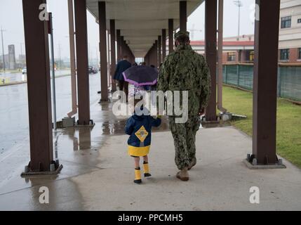 CAMP HUMPHREYS, Repubblica di Corea- padre e figlio camminare mano nella mano per il primo giorno di scuola a Humphreys Centrale Scuola Elementare, 27 agosto. Scuole su Camp Humphreys hanno aperto le loro porte sul 27 agosto per il 2018-2019 Anno scolastico accoglienza dei nuovi e tornando a studenti, facoltà e accompagnato i membri della famiglia. Foto Stock