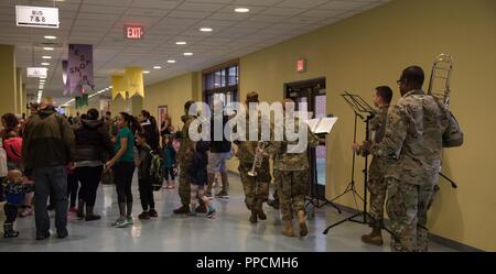 CAMP HUMPHREYS, Repubblica di Corea - studenti, familiari e l'ottava banda armata riempire il corridoio di Humphreys Centrale Scuola elementare per il primo giorno di scuola, 27 agosto. Scuole su Camp Humphreys hanno aperto le loro porte sul 27 agosto per il 2018-2019 Anno scolastico accoglienza dei nuovi e tornando a studenti, facoltà e accompagnato i membri della famiglia. Foto Stock