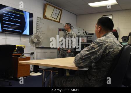 Un 372 Training Squadron, la formazione sul campo il distacco 16 istruttore insegna le procedure in aula durante la F-15 Eagle classe idraulico presso il Royal Air Force Lakenheath, Inghilterra, Agosto 20, 2018. Il distacco serve come un prolungamento della United States Air Force aria di istruzione e di formazione, di comando e fornisce ai tecnici di manutenzione Assegnate alla Stati Uniti Forze Aeree in Europa e le forze aeree dell Africa con sviluppo continuato a perfezionare le loro competenze. Foto Stock