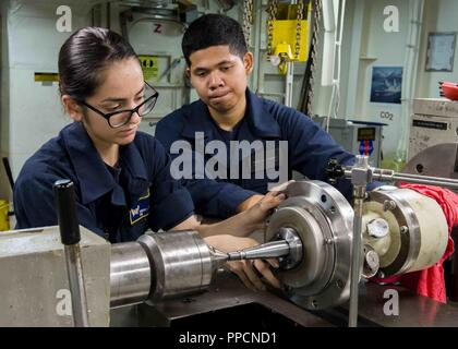 Oceano Indiano (Agosto 20, 2018) Engineman Sarah L. Gonzales, da Austin, sinistra e Engineman Frank R. Quiamjoi, da Chicago, serrare un mandrino nella riparazione di macchinari a bordo camera San Antonio-classe di trasporto anfibio dock USS ancoraggio LPD (23) durante una regolare distribuzione programmata dell'Essex anfibio gruppo pronto (ARG) e xiii MEU. L'Essex ARG/XIII MEU è un capace e letale Navy-Marine Corps team distribuiti per la 7a flotta area di operazioni a sostegno della stabilità regionale, rassicurare partner ed alleati e mantenere una presenza postured per rispondere alle situazioni di crisi che vanno da quelle umanitarie Foto Stock