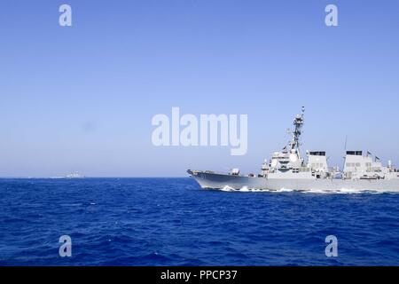 Mare (sett. 3, 2018) - Il Arleigh Burke-class guidato-missile destroyer USS Winston Churchill (DDG 81), destra, manovre oltre l orizzonte francese-class frigate Chevalier Paul (D 621), a sinistra a seguito di un rifornimento in mare con il Henry J. Kaiser-class flotta oliatore di rifornimento USNS Big Horn (T-AO 198) nel Mare Mediterraneo, Sett. 3, 2018. Ross, distribuita a Rota, Spagna, è il suo settimo patrol NEGLI STATI UNITI Sesta flotta area di operazioni a sostegno degli Stati Uniti per gli interessi di sicurezza nazionali in Europa e in Africa. Foto Stock