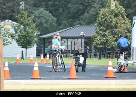 Personale con la direzione dei servizi di emergenza di partecipare in una quattro giorni di Mountain Bike corso di competenze su agosto 30, 2018 a Fort McCoy, Wis. Il corso insegna le abilità necessarie a svolgere una funzione di polizia unità bici e focalizzata sulla sicurezza in bici, bike-abilità di manipolazione e di più. Foto Stock