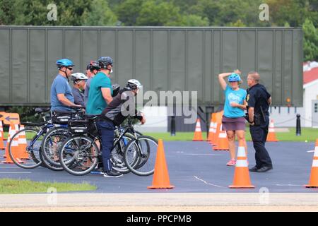 Personale con la direzione dei servizi di emergenza di partecipare in una quattro giorni di Mountain Bike corso di competenze su agosto 30, 2018 a Fort McCoy, Wis. Il corso insegna le abilità necessarie a svolgere una funzione di polizia unità bici e focalizzata sulla sicurezza in bici, bike-abilità di manipolazione e di più. Foto Stock