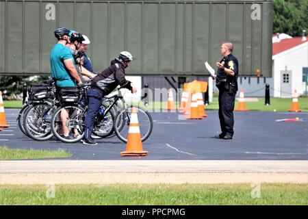 Personale con la direzione dei servizi di emergenza di partecipare in una quattro giorni di Mountain Bike corso di competenze su agosto 30, 2018 a Fort McCoy, Wis. Il corso insegna le abilità necessarie a svolgere una funzione di polizia unità bici e focalizzata sulla sicurezza in bici, bike-abilità di manipolazione e di più. Foto Stock