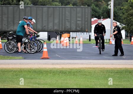 Personale con la direzione dei servizi di emergenza di partecipare in una quattro giorni di Mountain Bike corso di competenze su agosto 30, 2018 a Fort McCoy, Wis. Il corso insegna le abilità necessarie a svolgere una funzione di polizia unità bici e focalizzata sulla sicurezza in bici, bike-abilità di manipolazione e di più. Foto Stock