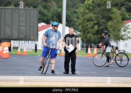 Personale con la direzione dei servizi di emergenza di partecipare in una quattro giorni di Mountain Bike corso di competenze su agosto 30, 2018 a Fort McCoy, Wis. Il corso insegna le abilità necessarie a svolgere una funzione di polizia unità bici e focalizzata sulla sicurezza in bici, bike-abilità di manipolazione e di più. Foto Stock