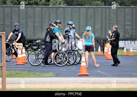 Personale con la direzione dei servizi di emergenza di partecipare in una quattro giorni di Mountain Bike corso di competenze su agosto 30, 2018 a Fort McCoy, Wis. Il corso insegna le abilità necessarie a svolgere una funzione di polizia unità bici e focalizzata sulla sicurezza in bici, bike-abilità di manipolazione e di più. Foto Stock