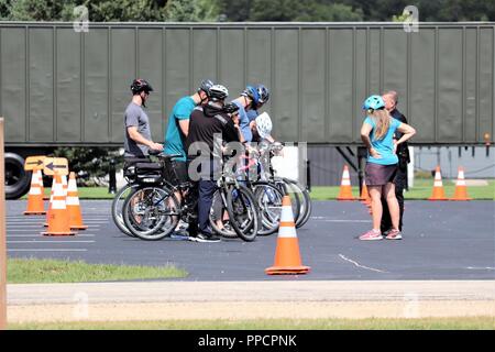 Personale con la direzione dei servizi di emergenza di partecipare in una quattro giorni di Mountain Bike corso di competenze su agosto 30, 2018 a Fort McCoy, Wis. Il corso insegna le abilità necessarie a svolgere una funzione di polizia unità bici e focalizzata sulla sicurezza in bici, bike-abilità di manipolazione e di più. Foto Stock